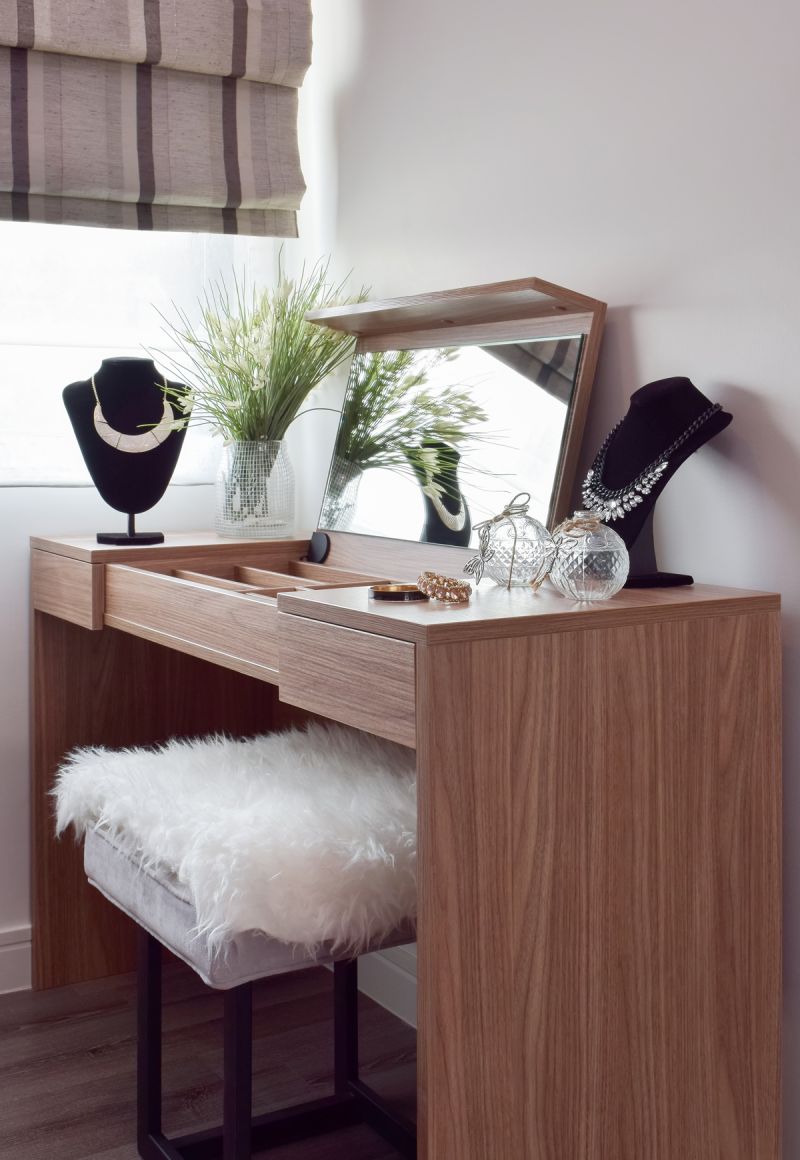 dọn dẹp bàn trang điểm